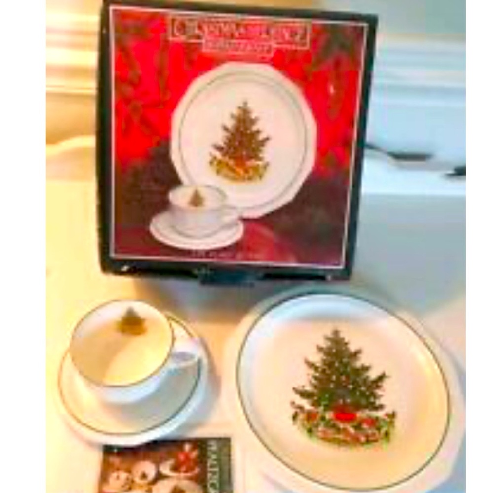 Pfaltzgraff Christmas Heritage set. Three Pc Place Setting.